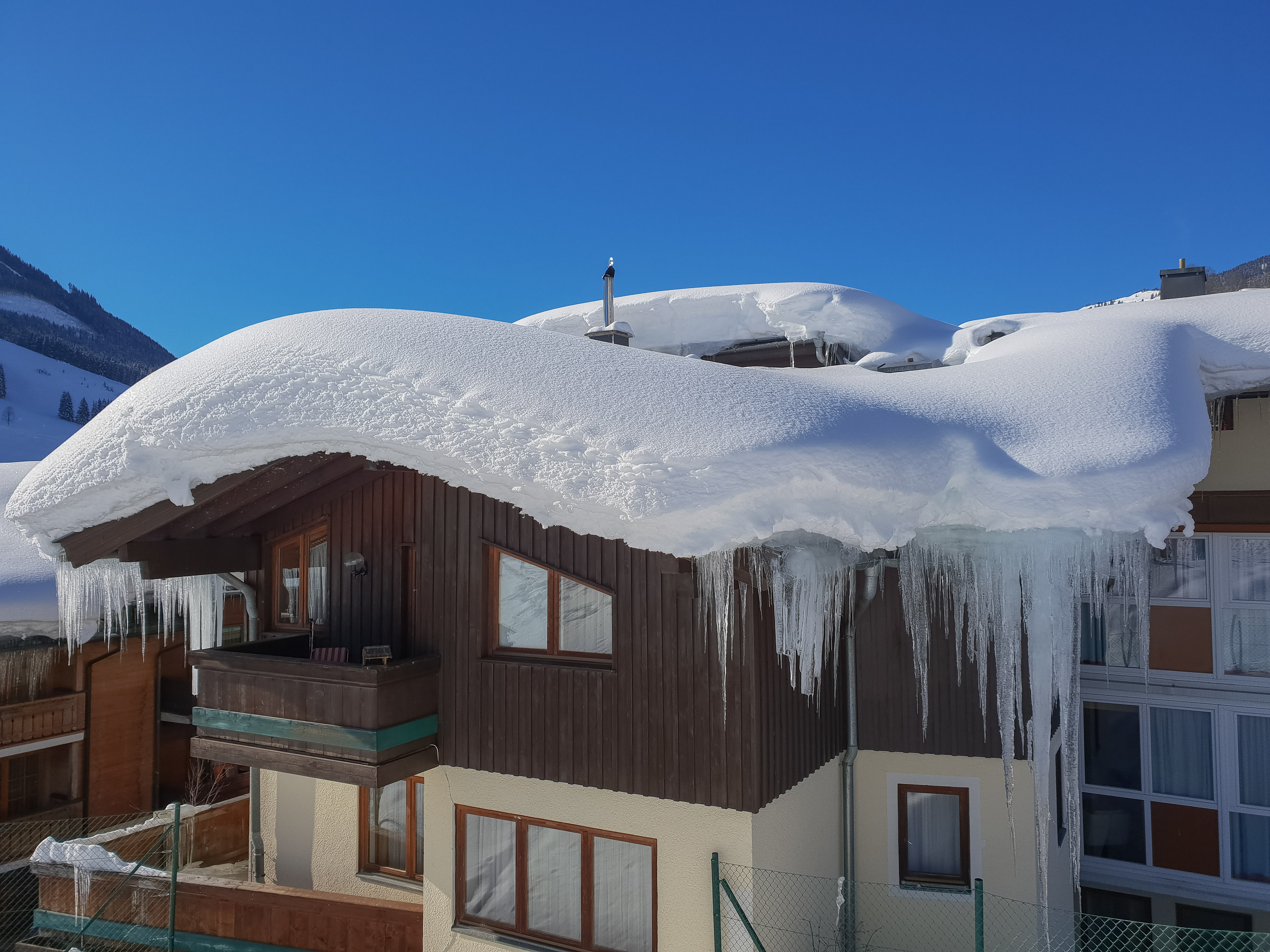 okauku-austria-roof-snow.jpg